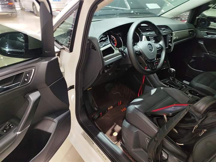 Фото 16 - Volkswagen Touran L