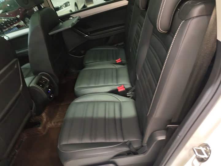 Фото 17 - Volkswagen Touran L