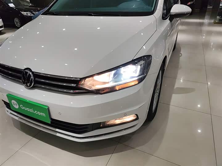 Фото 24 - Volkswagen Touran L