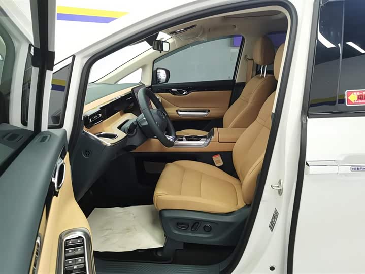 Фото 9 - GAC Trumpchi E8