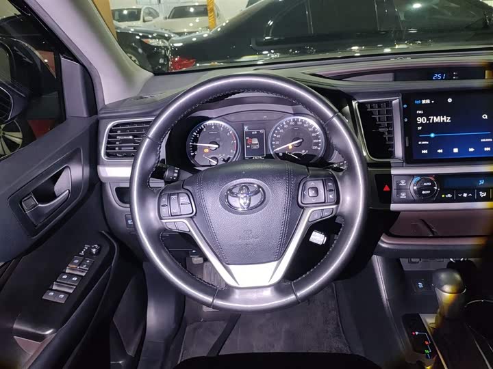 Фото 11 - Toyota Highlander