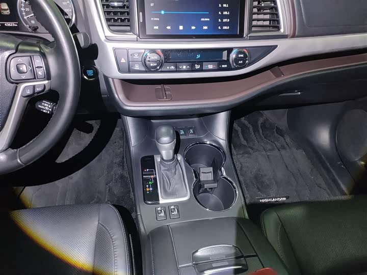 Фото 14 - Toyota Highlander