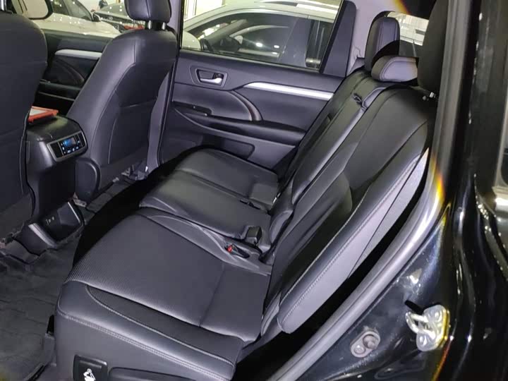 Фото 17 - Toyota Highlander