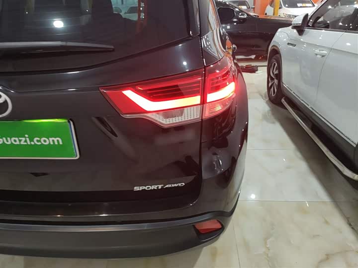 Фото 8 - Toyota Highlander