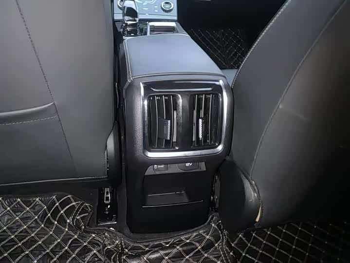 Фото 12 - Bestune B70