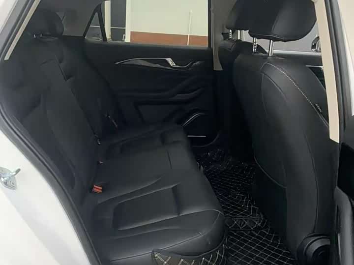 Фото 13 - Bestune B70