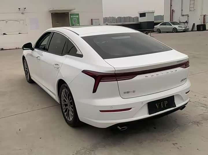 Фото 15 - Bestune B70