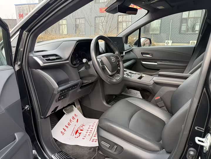 Фото 4 - Toyota Granvia