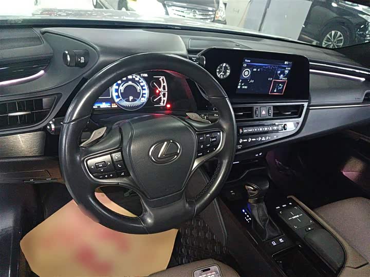 Фото 10 - Lexus ES