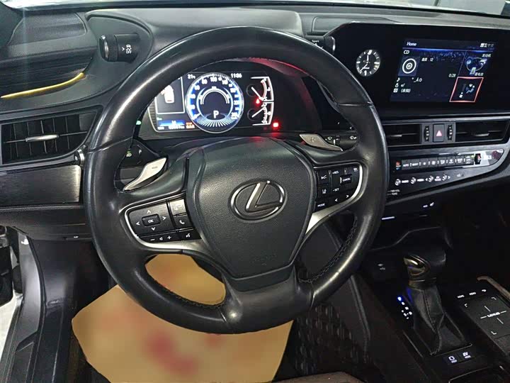 Фото 11 - Lexus ES