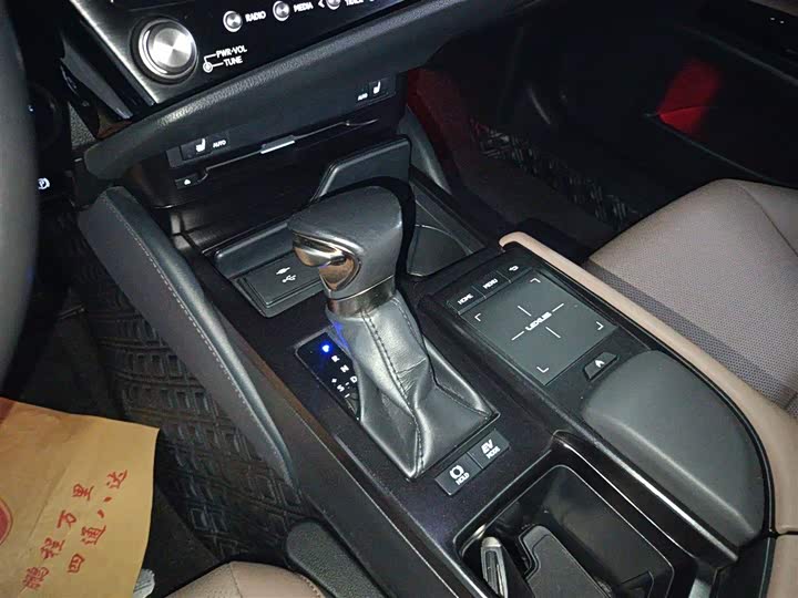 Фото 14 - Lexus ES