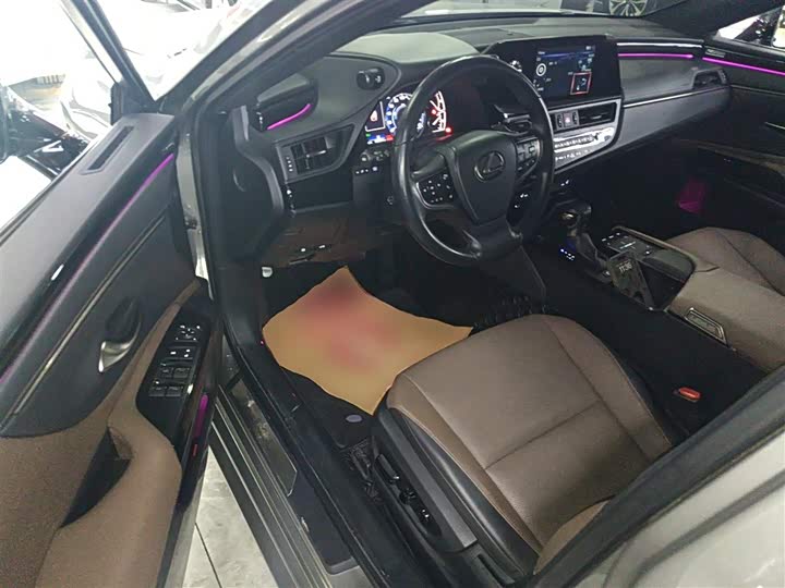 Фото 16 - Lexus ES