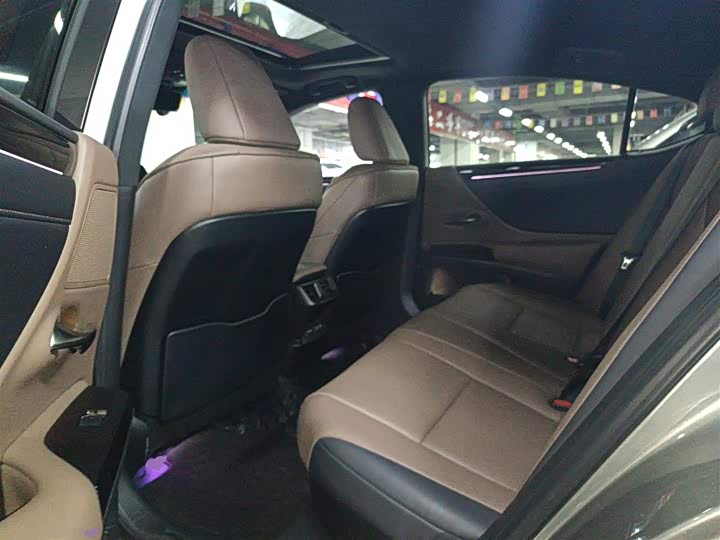 Фото 17 - Lexus ES