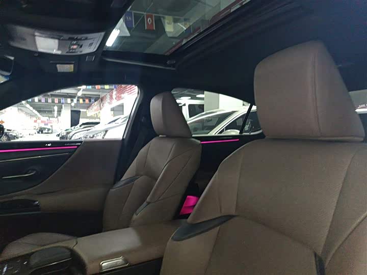 Фото 18 - Lexus ES