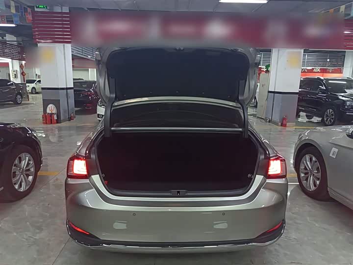 Фото 19 - Lexus ES