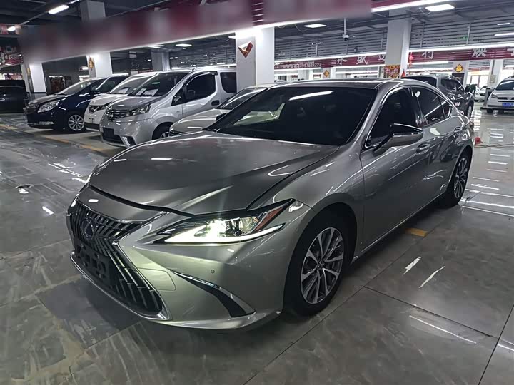 Фото 2 - Lexus ES