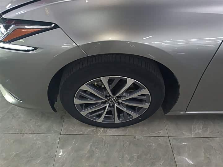 Фото 23 - Lexus ES