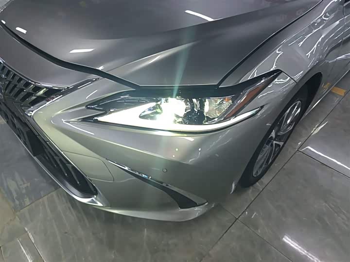 Фото 24 - Lexus ES