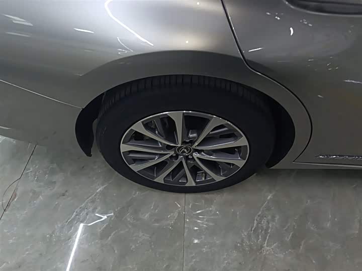 Фото 26 - Lexus ES