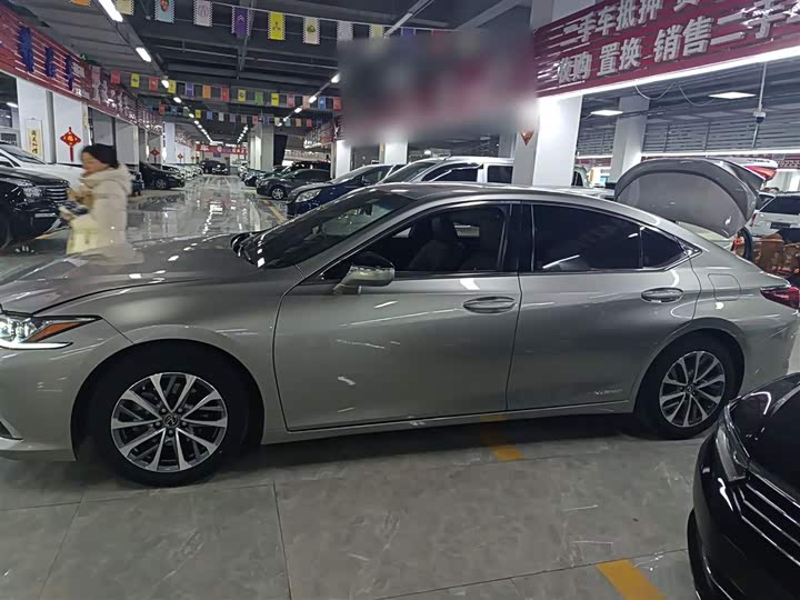 Фото 5 - Lexus ES