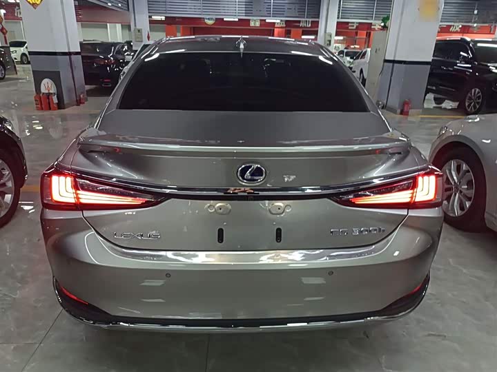 Фото 6 - Lexus ES