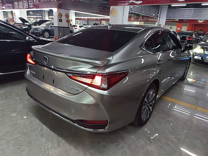 Фото 7 - Lexus ES