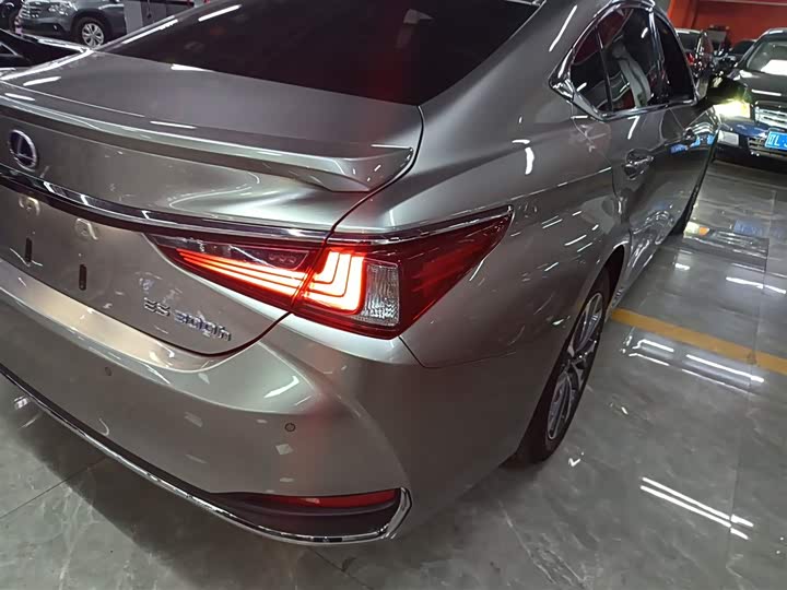 Фото 8 - Lexus ES
