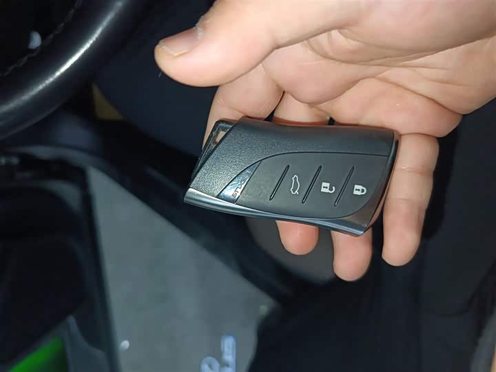 Фото 9 - Lexus ES