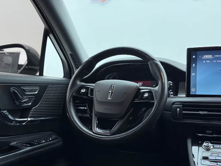 Фото 15 - Lincoln Corsair