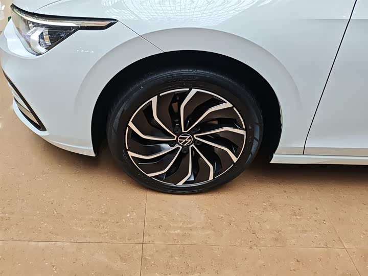 Фото 23 - Volkswagen Golf