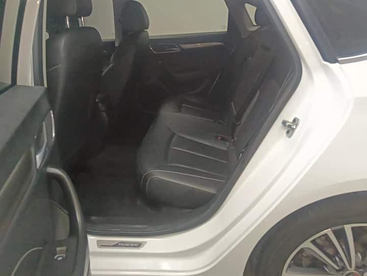 Фото 11 - Roewe i6