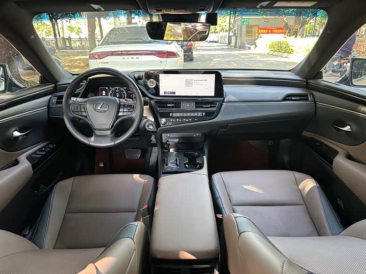 Фото 10 - Lexus ES