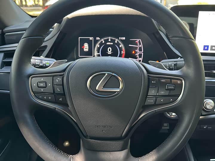 Фото 11 - Lexus ES