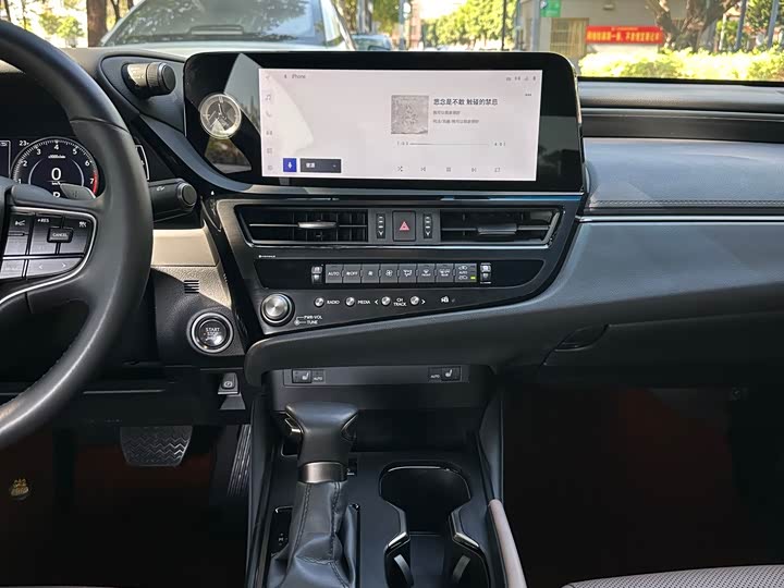 Фото 13 - Lexus ES