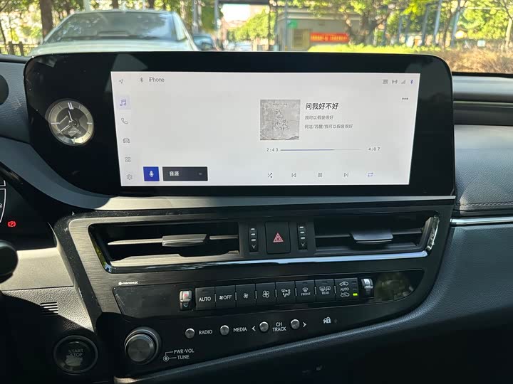 Фото 14 - Lexus ES