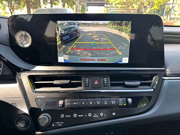 Фото 15 - Lexus ES