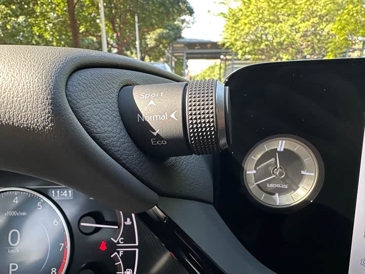 Фото 19 - Lexus ES