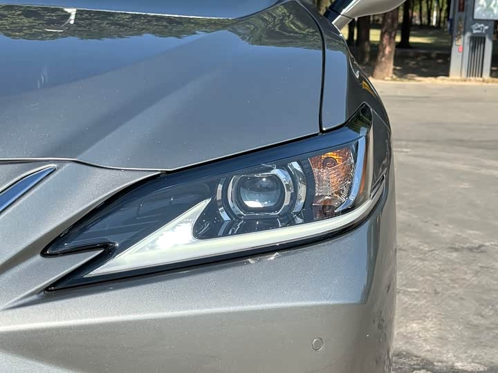 Фото 25 - Lexus ES