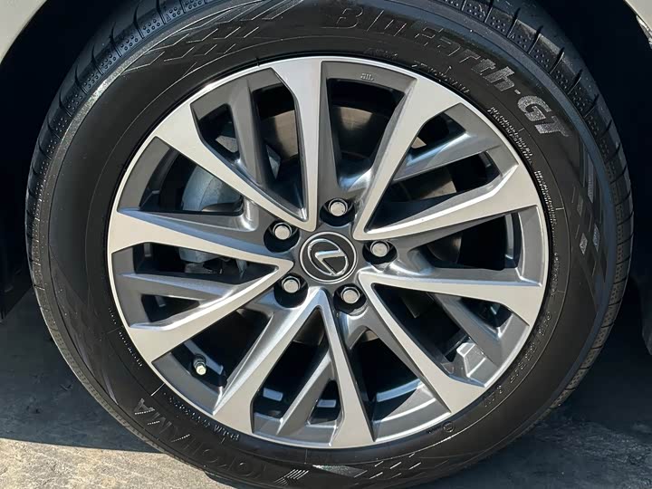 Фото 27 - Lexus ES