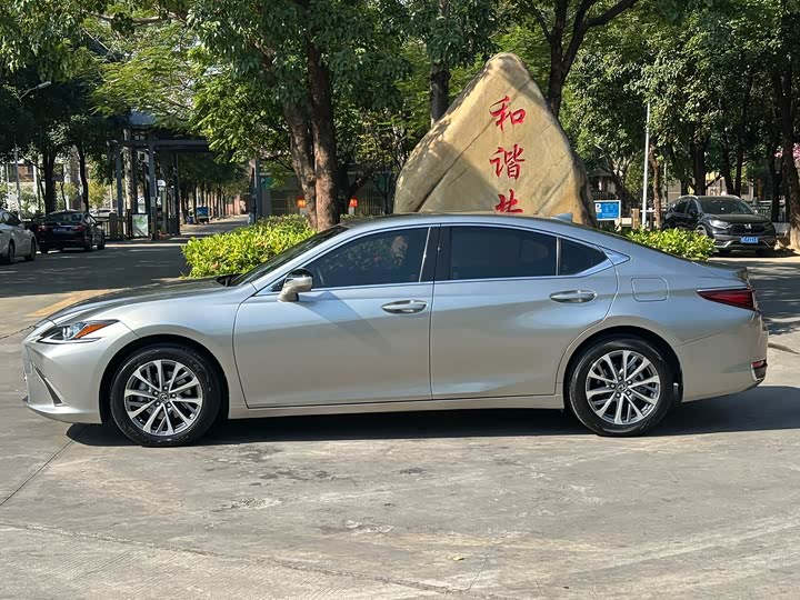 Фото 28 - Lexus ES