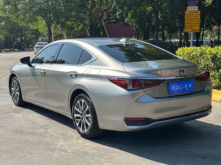 Фото 29 - Lexus ES