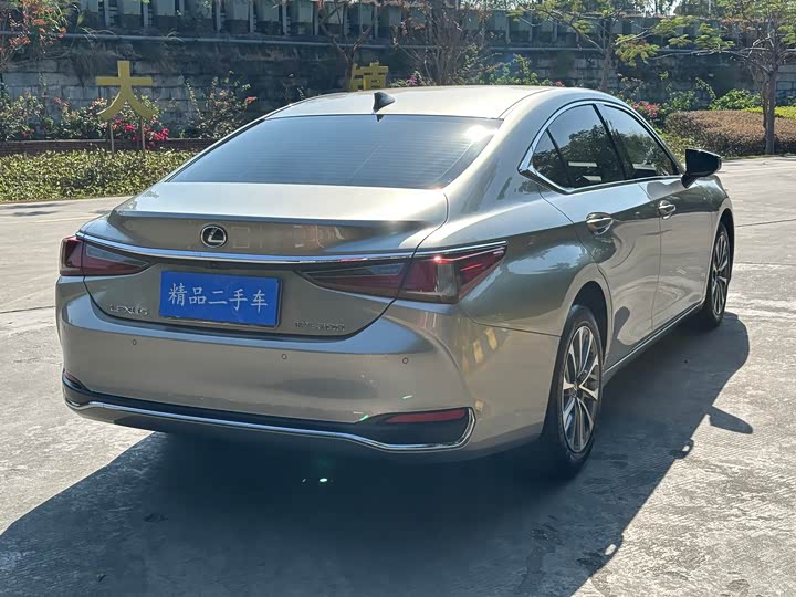 Фото 31 - Lexus ES