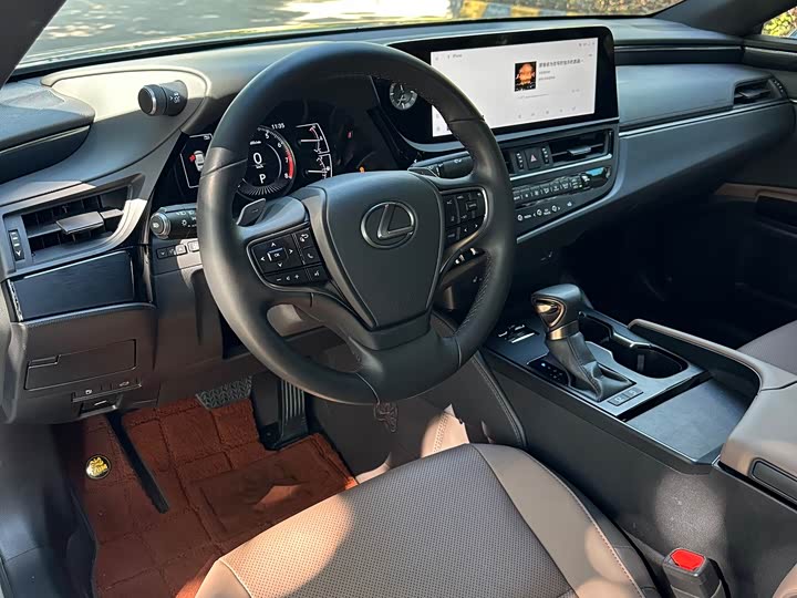 Фото 4 - Lexus ES