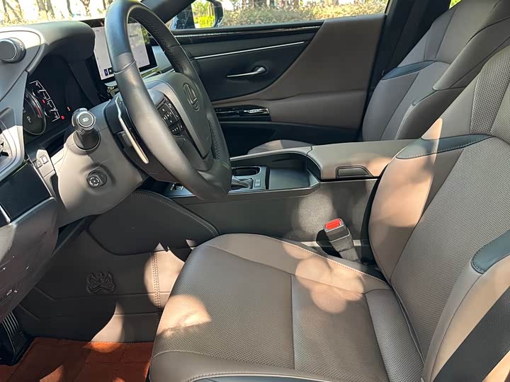 Фото 5 - Lexus ES