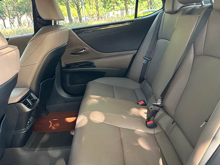 Фото 6 - Lexus ES