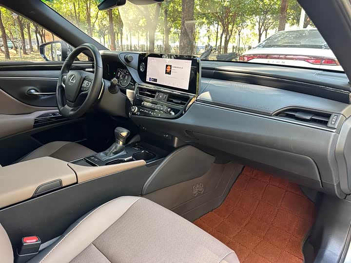 Фото 7 - Lexus ES