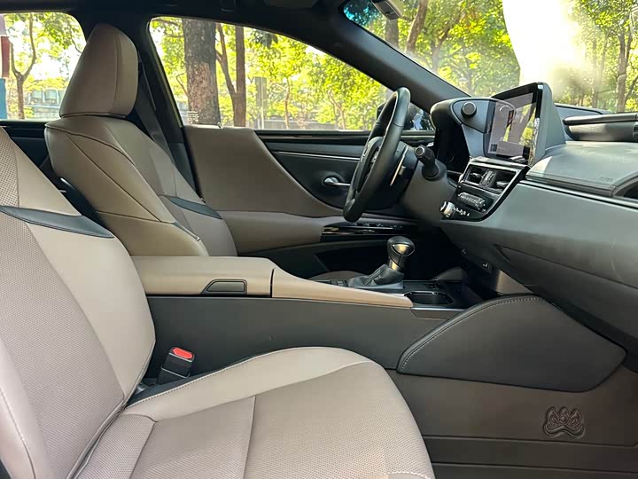 Фото 8 - Lexus ES