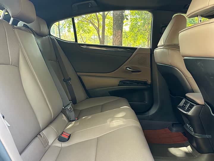 Фото 9 - Lexus ES