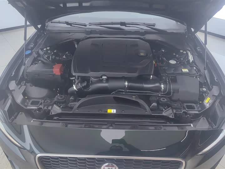 Фото 10 - Jaguar XE L