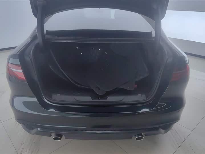 Фото 4 - Jaguar XE L